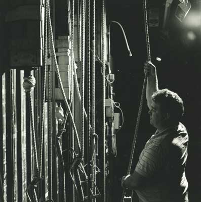 Rope brakes in the fly floor